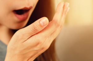 4 consejos para evitar el mal aliento 1 Texto 1 Eugenia Cervantes | Clínica Dental en Madrid