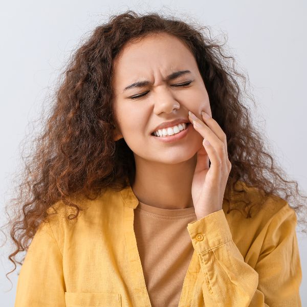Duelen los implantes dentales