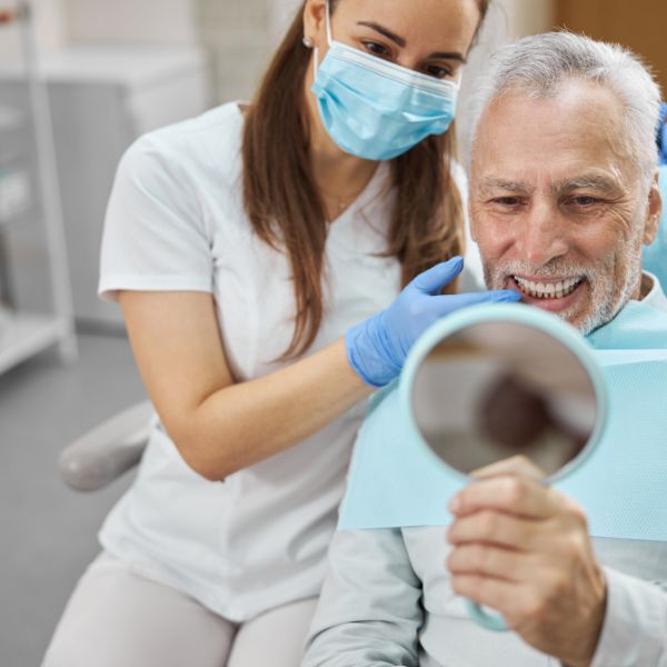 Paciente mayor implante dental