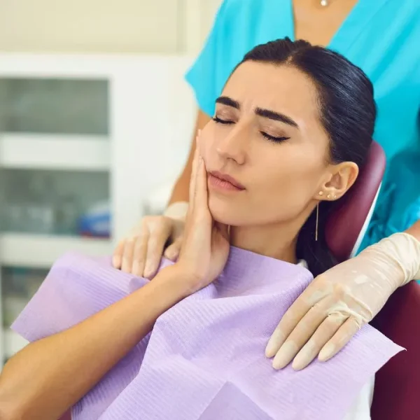 Mujer dolor dental endodoncia