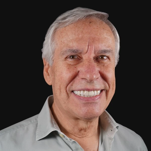 Resultado final diseño sonrisa hombre carillas porcelana